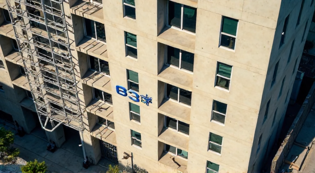 Comparativo prático entre REITs e imóvel físico: liquidez, custos, burocracia e retorno. Veja qual ativo se encaixa no seu pe